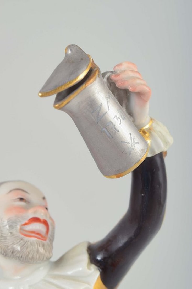 Meissen, Germany. Magnificent and highly detailed porcelain figure 'Harlequin'. 20th century. - 3