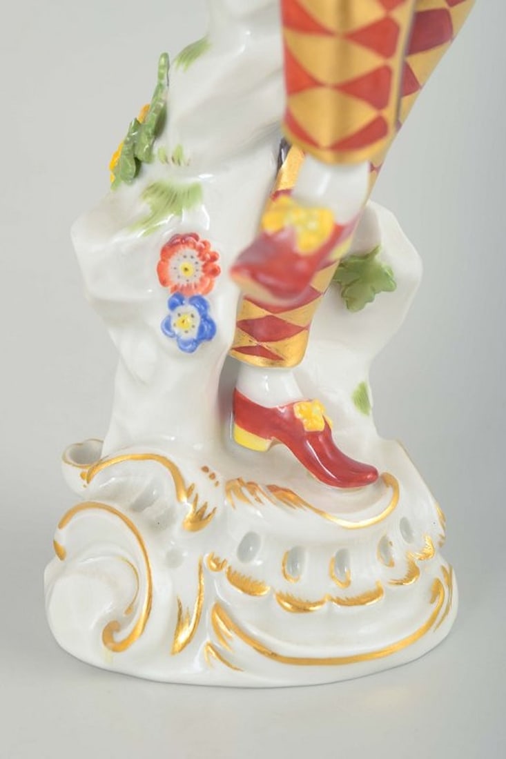 Meissen, Germany. Magnificent and highly detailed porcelain figure 'Harlequin'. 20th century. - 5