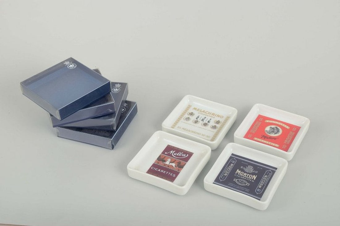 Bing & Grøndahl, Denmark. Set of four square porcelain ashtrays. 1980s. (1 of 4)