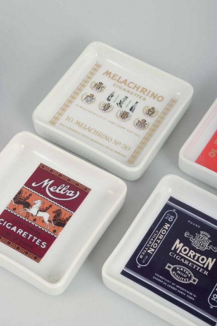 Bing & Grøndahl, Denmark. Set of four square porcelain ashtrays. 1980s. - 2