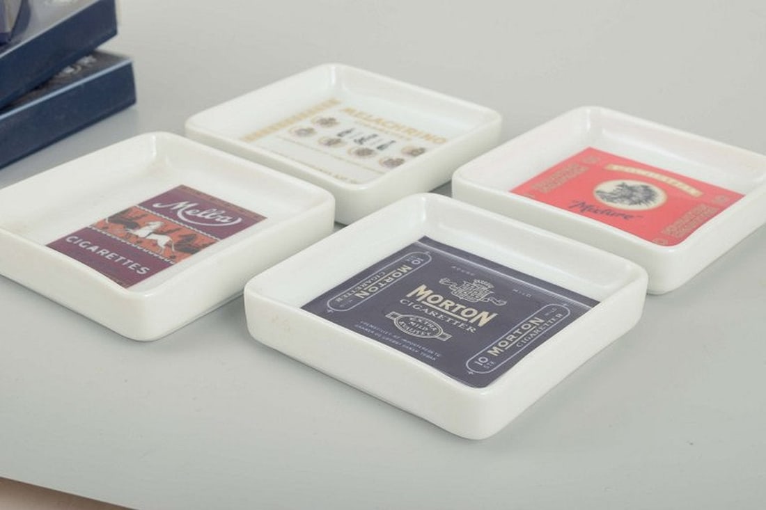Bing & Grøndahl, Denmark. Set of four square porcelain ashtrays. 1980s. - 3