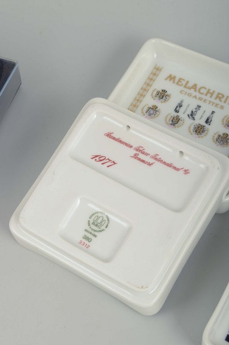 Bing & Grøndahl, Denmark. Set of four square porcelain ashtrays. 1980s. - 4