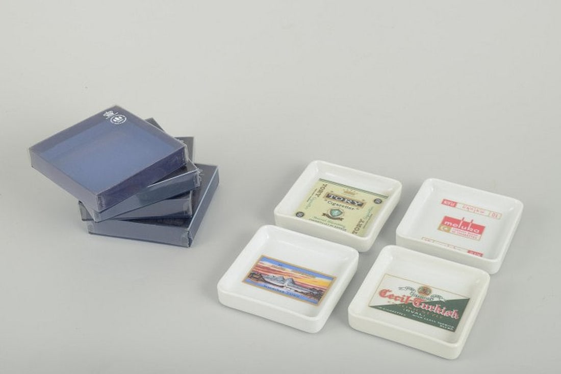 Bing & Grøndahl, Denmark. Set of four square porcelain ashtrays. 1980s. (1 of 4)