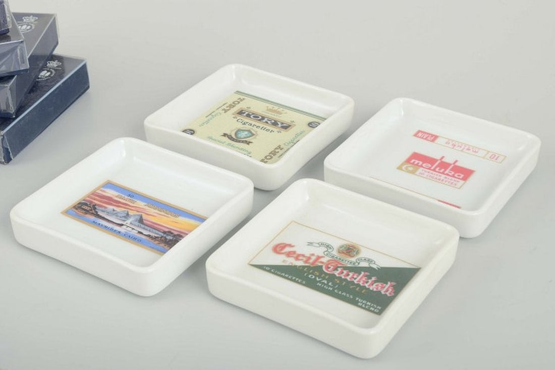 Bing & Grøndahl, Denmark. Set of four square porcelain ashtrays. 1980s. - 3