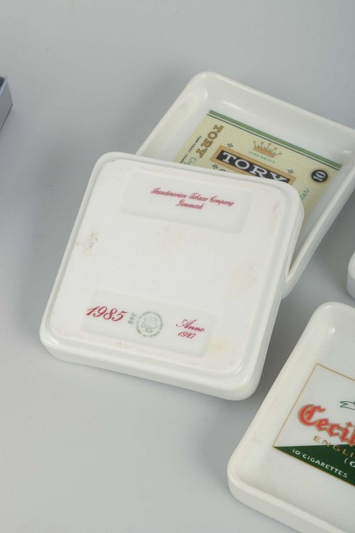 Bing & Grøndahl, Denmark. Set of four square porcelain ashtrays. 1980s. - 4
