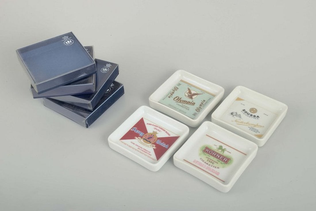 Bing & Grøndahl, Denmark. Set of four square porcelain ashtrays. 1980s. (1 of 4)