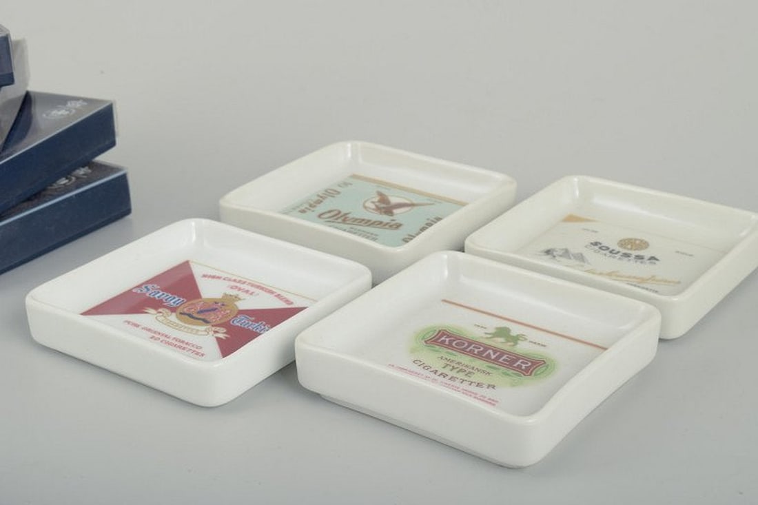 Bing & Grøndahl, Denmark. Set of four square porcelain ashtrays. 1980s. - 2