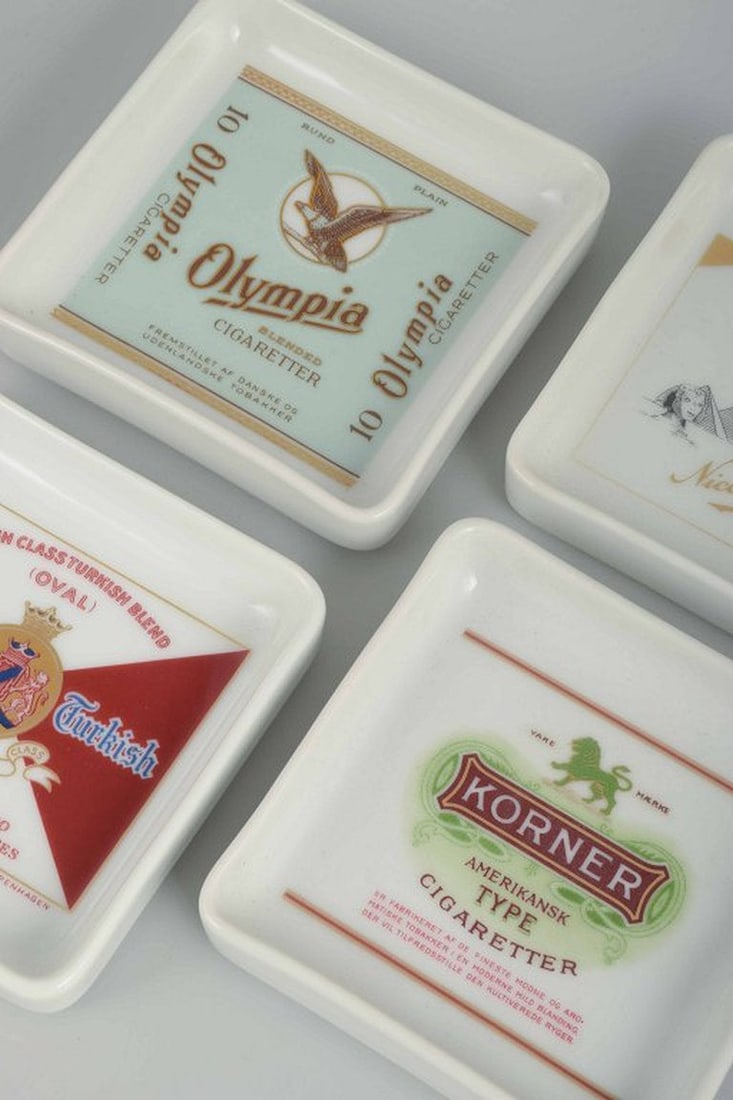 Bing & Grøndahl, Denmark. Set of four square porcelain ashtrays. 1980s. - 3
