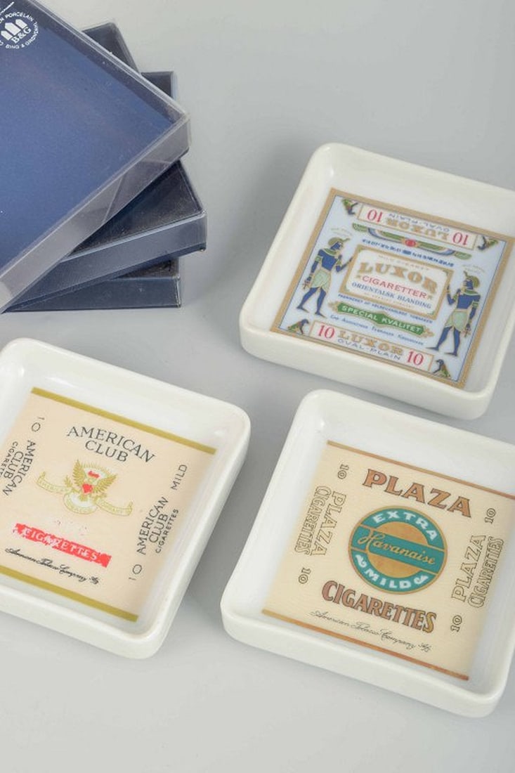 Bing & Grøndahl, Denmark. Set of three square porcelain ashtrays. 1980s. - 2