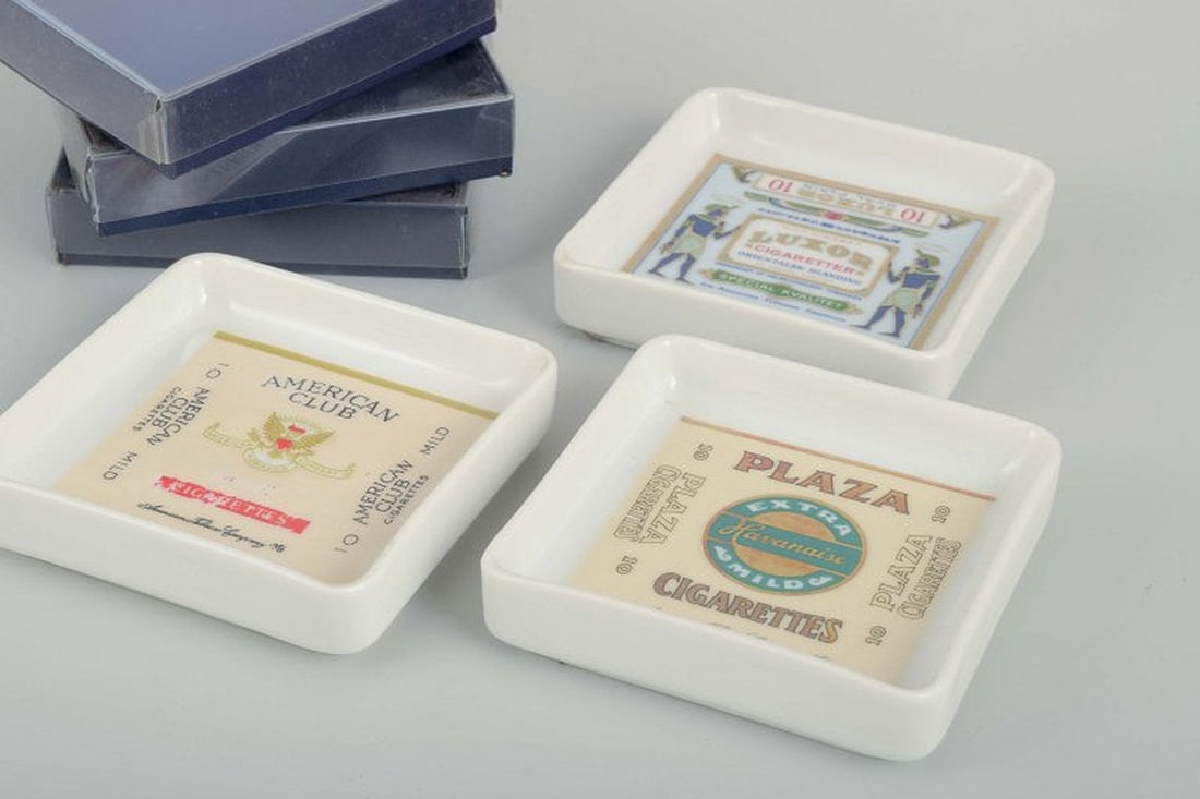 Bing & Grøndahl, Denmark. Set of three square porcelain ashtrays. 1980s. - 3