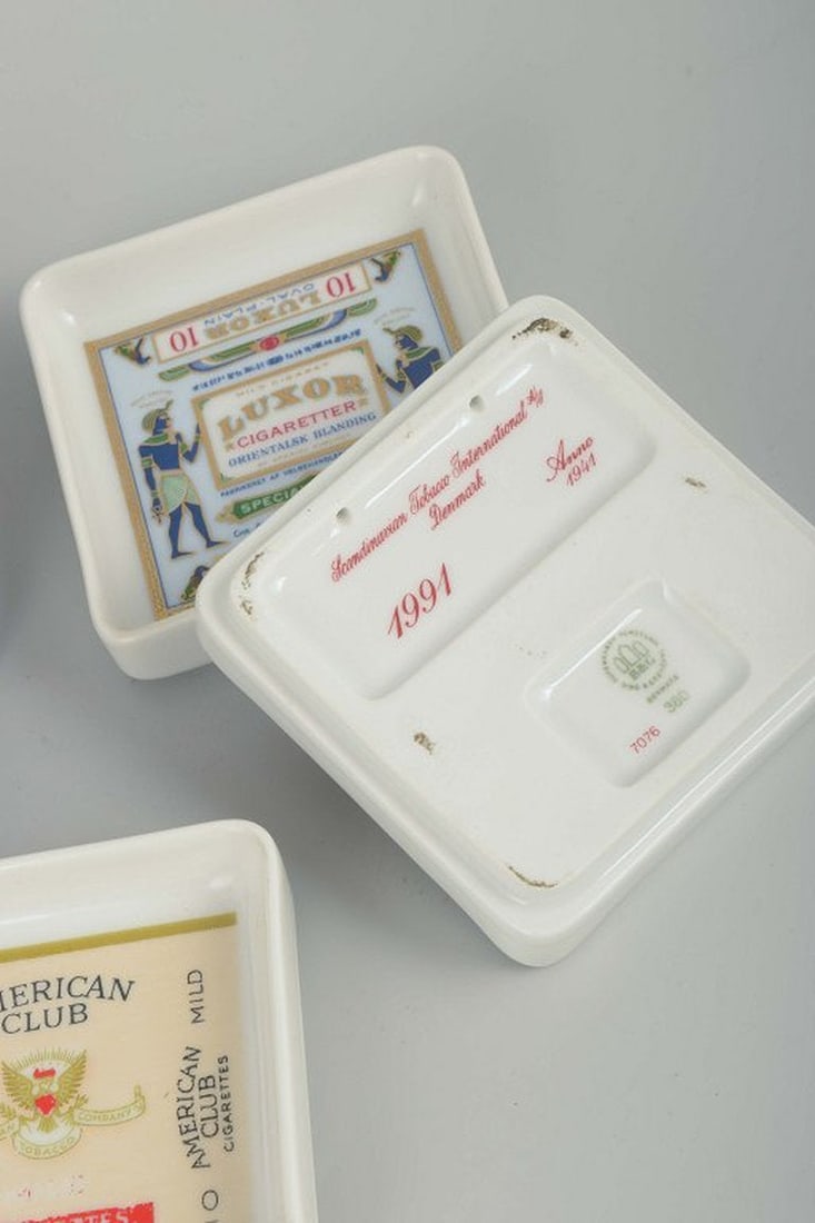 Bing & Grøndahl, Denmark. Set of three square porcelain ashtrays. 1980s. - 4