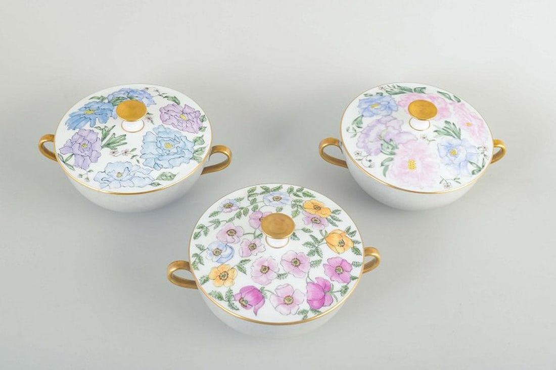 Bing & Grøndahl, Denmark. Set of three hand-decorated porcelain bouillon cups with matching lids. - 2