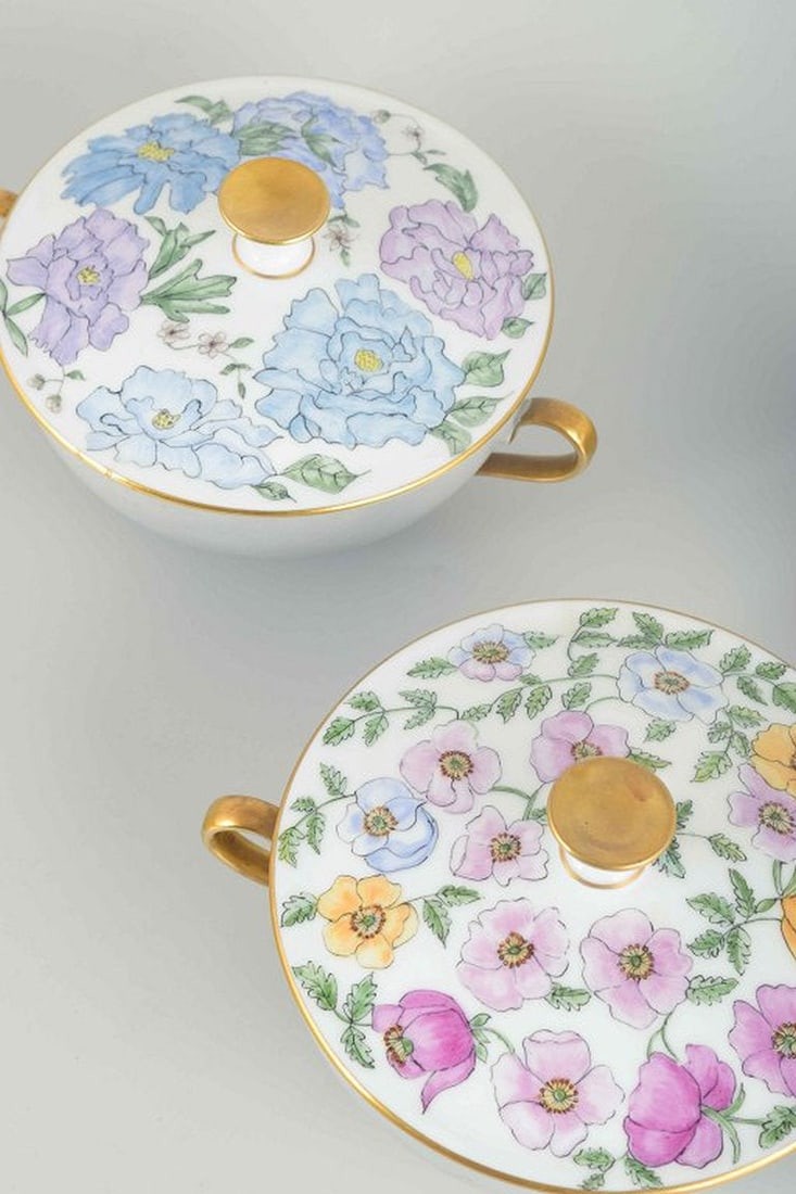 Bing & Grøndahl, Denmark. Set of three hand-decorated porcelain bouillon cups with matching lids. - 3