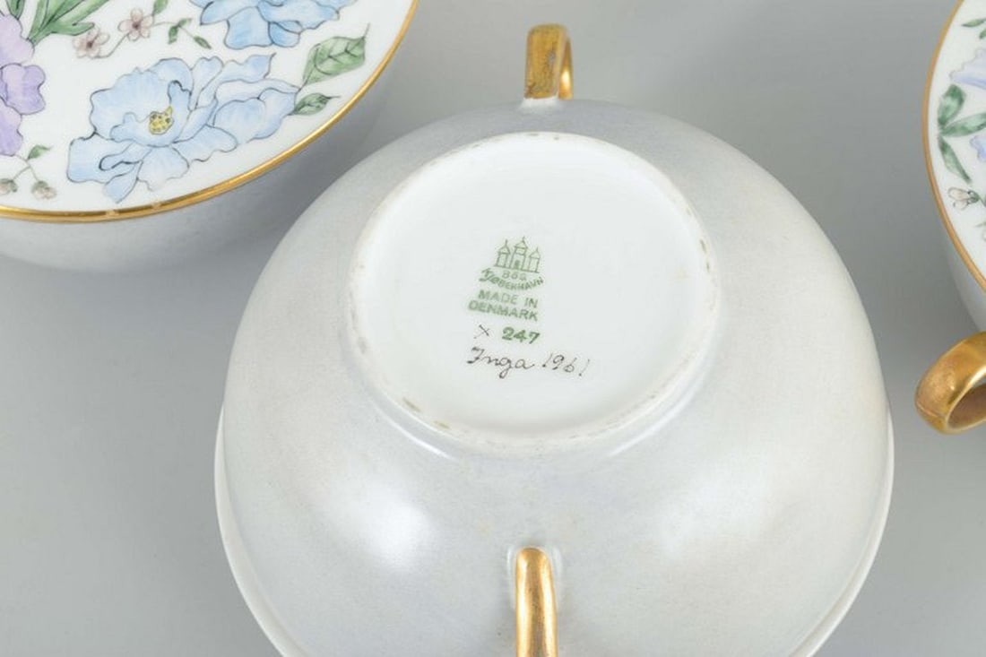 Bing & Grøndahl, Denmark. Set of three hand-decorated porcelain bouillon cups with matching lids. - 4