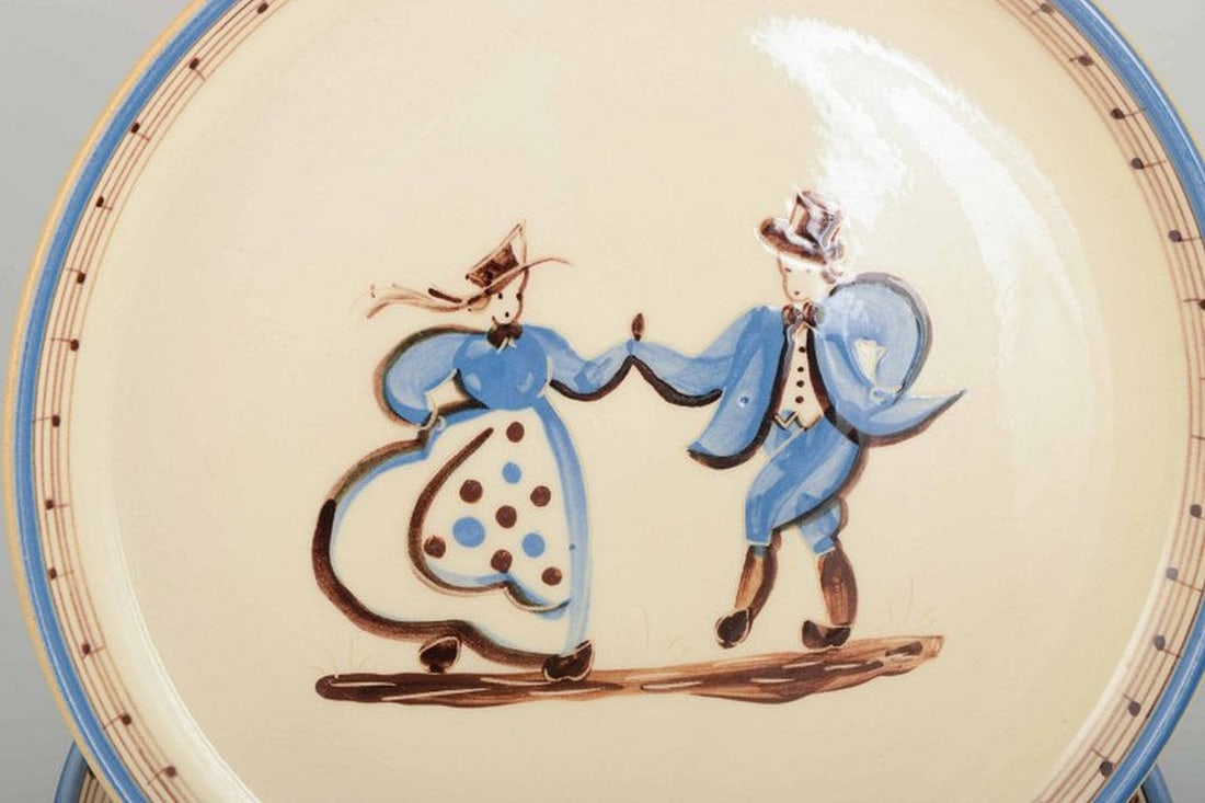 Danish studio pottery. Three thrown faience plates hand-decorated with dancing motifs. Ca. 1940/50s. - 2