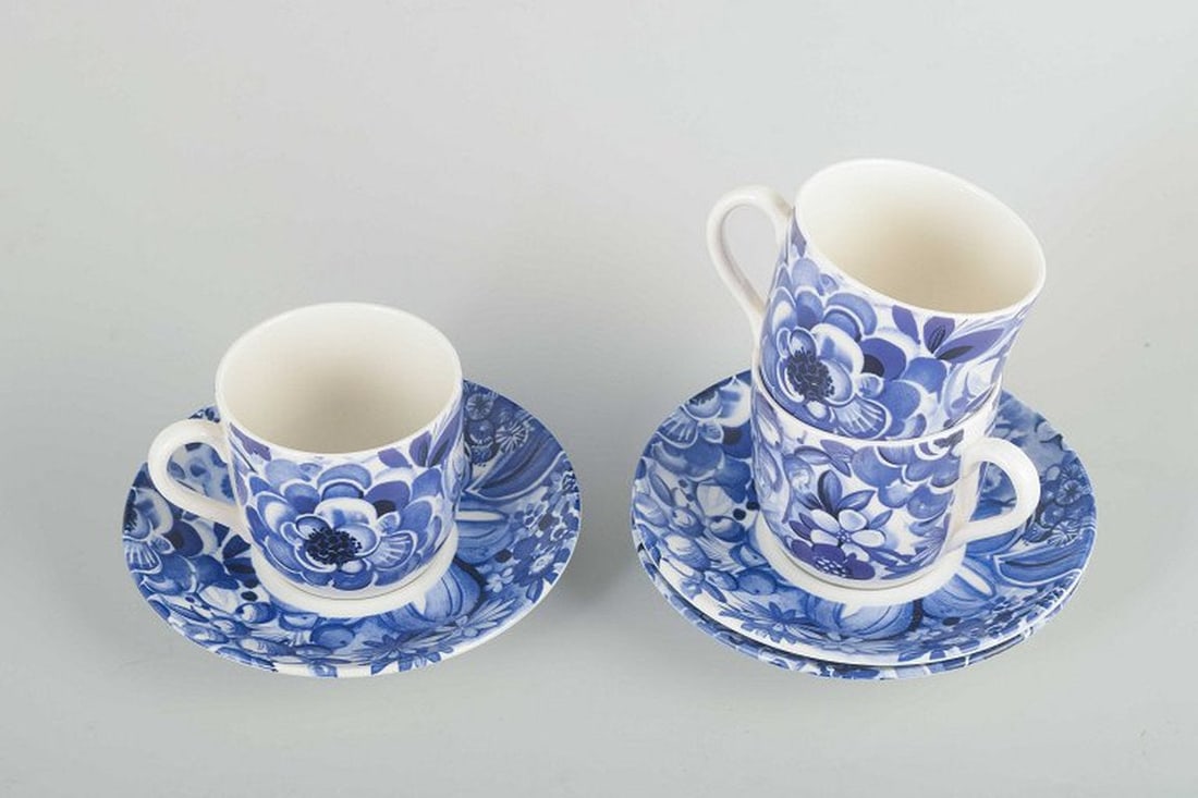 Gefle, Sweden. Set of three 'Blå Blomster' porcelain coffee cups with saucers. Mid-20th century. - 2