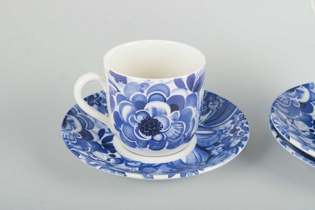 Gefle, Sweden. Set of three 'Blå Blomster' porcelain coffee cups with saucers. Mid-20th century. - 3