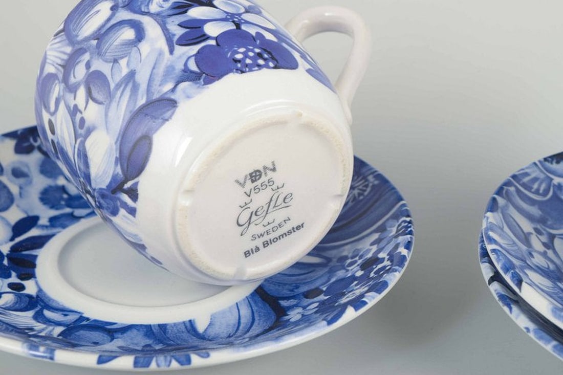 Gefle, Sweden. Set of three 'Blå Blomster' porcelain coffee cups with saucers. Mid-20th century. - 4