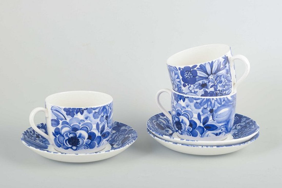 Gefle, Sweden. Set of three 'Blå Blomster' porcelain tea cups with saucers. Mid-20th century.: Gefle, "Blå Blomster" 3 tea cups with saucers, mid-century. Porcelain with hand-painted floral motif in blue tones. Origin: Sweden. Manufacturer: Gefle, “Blå Blomster”. Material: Porcelain. 