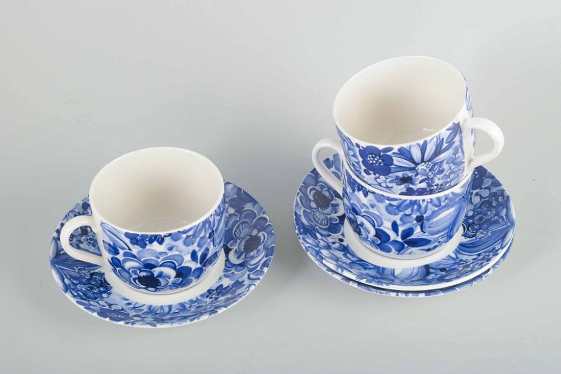 Gefle, Sweden. Set of three 'Blå Blomster' porcelain tea cups with saucers. Mid-20th century. - 2