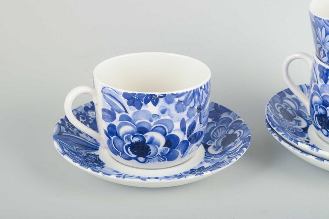 Gefle, Sweden. Set of three 'Blå Blomster' porcelain tea cups with saucers. Mid-20th century. - 3