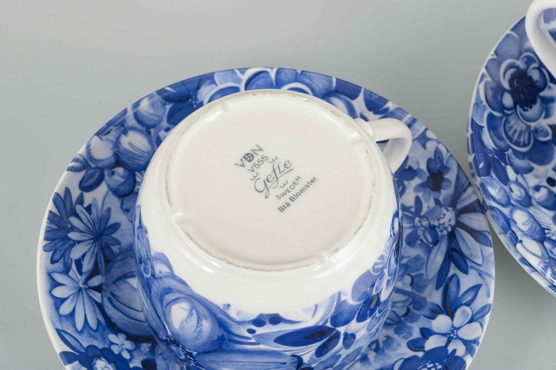 Gefle, Sweden. Set of three 'Blå Blomster' porcelain tea cups with saucers. Mid-20th century. - 4
