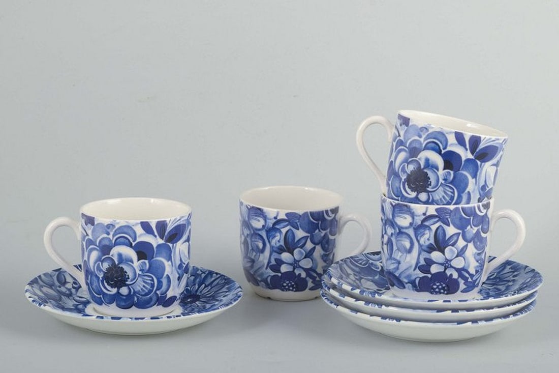 Gefle, Sweden. Set of four 'Blå Blomster' porcelain coffee cups with saucers. Mid-20th century.: Gefle, "Blå Blomster" 4 coffee cups with saucers, mid-century. Porcelain with hand-painted floral motif in blue tones. Origin: Sweden. Manufacturer: Gefle, “Blå Blomster”. Material: Porcelai