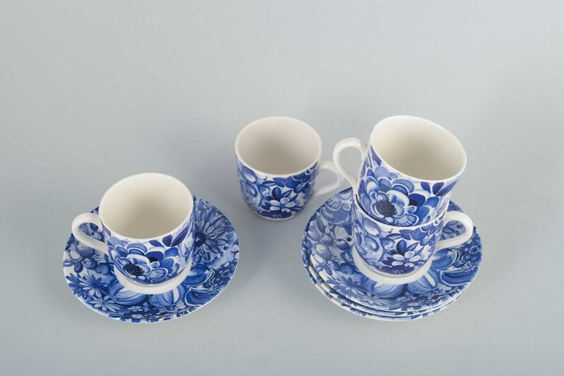 Gefle, Sweden. Set of four 'Blå Blomster' porcelain coffee cups with saucers. Mid-20th century. - 3