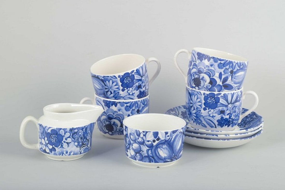 Gefle, Sweden. Set of four 'Blå Blomster' porcelain tea cups with saucers, sugar bowl and creamer.: Gefle, "Blå Blomster" 4 tea cups with saucers, sugar bowl and creamer, mid-century. Porcelain with hand-painted floral motif in blue tones. Origin: Sweden. Manufacturer: Gefle, “Blå Blomster&rdquo