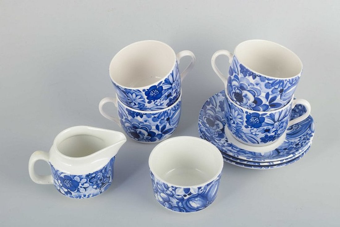 Gefle, Sweden. Set of four 'Blå Blomster' porcelain tea cups with saucers, sugar bowl and creamer. - 2