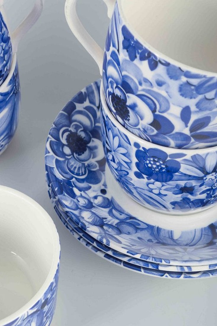 Gefle, Sweden. Set of four 'Blå Blomster' porcelain tea cups with saucers, sugar bowl and creamer. - 3