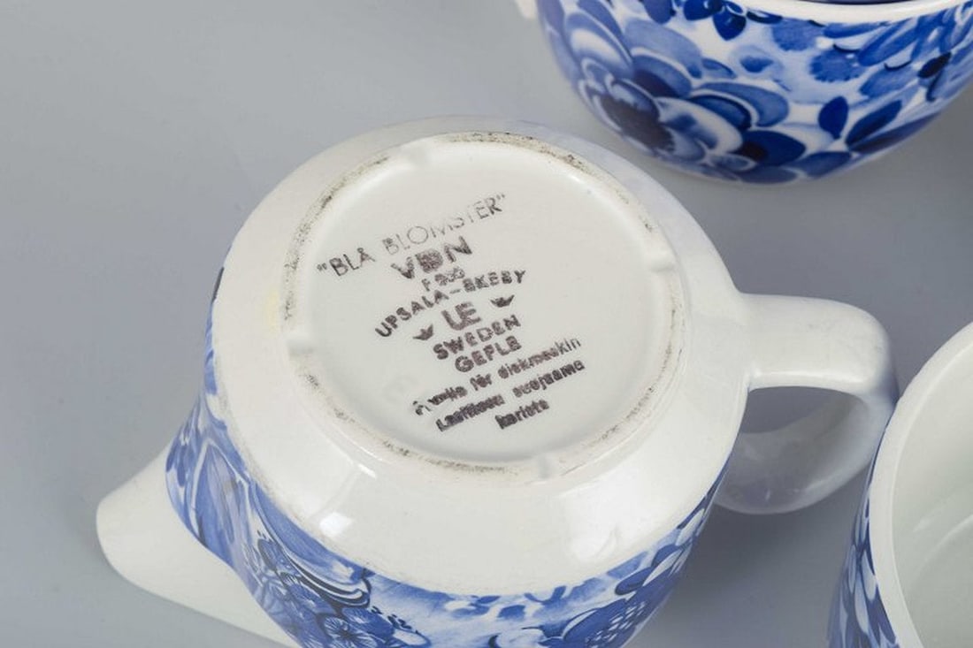 Gefle, Sweden. Set of four 'Blå Blomster' porcelain tea cups with saucers, sugar bowl and creamer. - 4