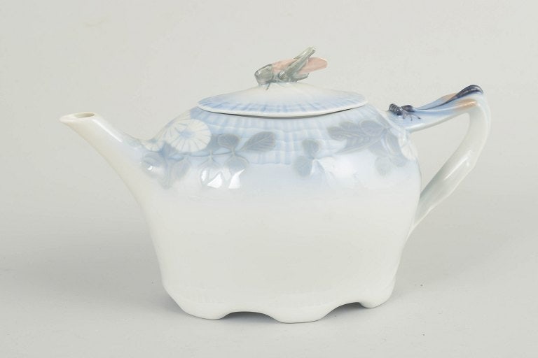 Royal Copenhagen, Denmark. Midsummer Night's Dream, porcelain teapot with decoration in blue tones.: Elegant porcelain teapot from the Midsummer Night's Dream series, model 73/10036. The softly contoured body features an integrated spout and handle, and the lid is fitted with a naturalistic knop fini