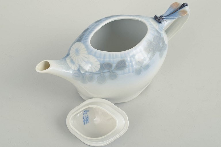 Royal Copenhagen, Denmark. Midsummer Night's Dream, porcelain teapot with decoration in blue tones. - 3