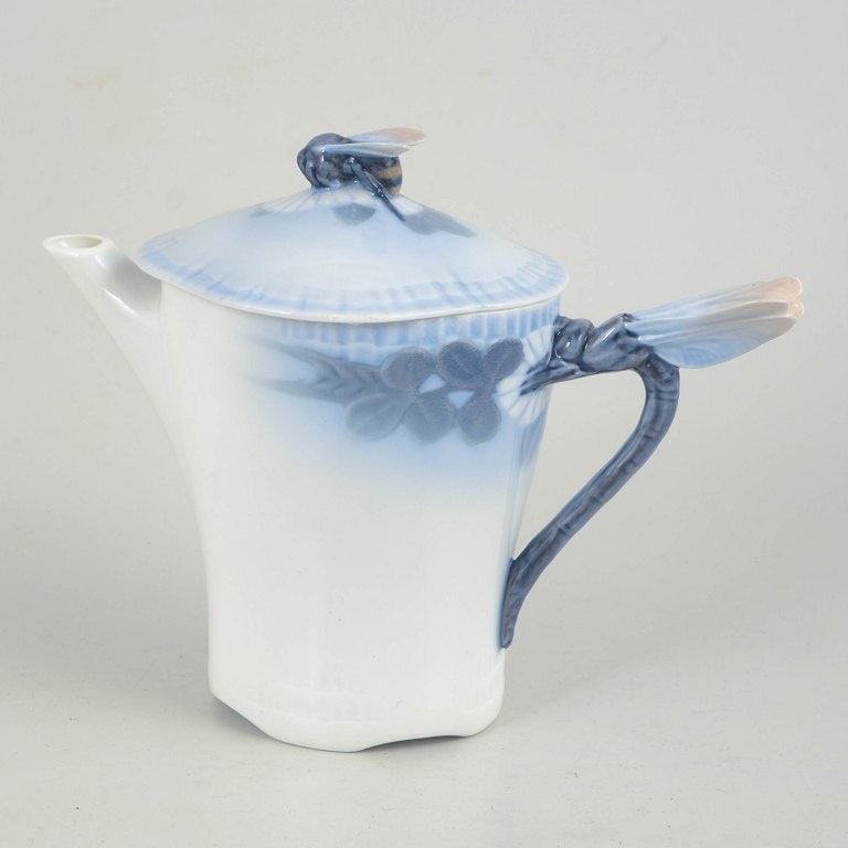 Royal Copenhagen, Denmark. Midsummer Night's Dream, small porcelain coffee pot with decoration in: Small porcelain coffee pot from the Midsummer Night's Dream series, model 73/10035. The pot features an elegant, gently contoured form with integrated spout and decorative handle, and a lid with a nat