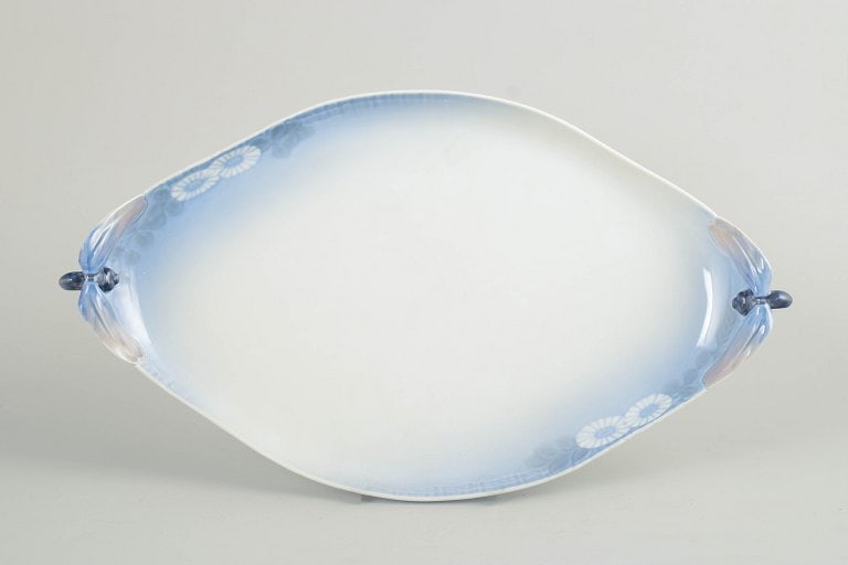 Royal Copenhagen, Denmark. Midsummer Night's Dream, large porcelain tray with decoration in blue: Royal Copenhagen, Midsummer Night's Dream, large tray. Large decorative porcelain tray from the Midsummer Night's Dream series, model 73/10034. The tray features an elegant oval shape with integrated 