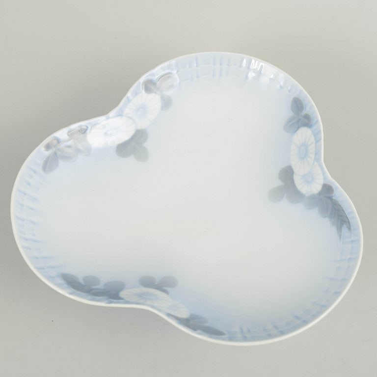 Royal Copenhagen, Denmark. Midsummer Night's Dream, porcelain low bowl with decoration in blue - 2