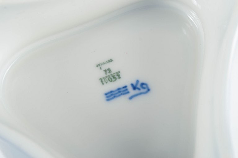 Royal Copenhagen, Denmark. Midsummer Night's Dream, porcelain low bowl with decoration in blue - 4