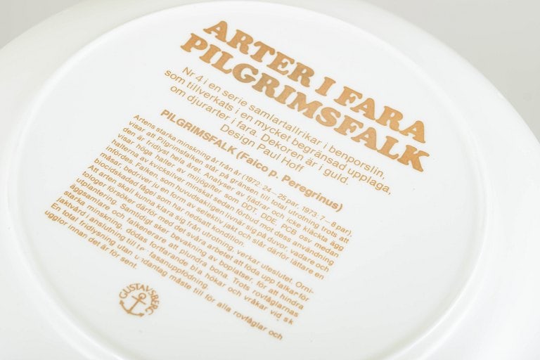 Paul Hoff for Gustavsberg, Sweden. Set of two porcelain plates decorated with bird motifs in gold. - 4