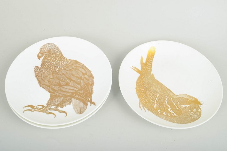 Paul Hoff for Gustavsberg, Sweden. Set of three porcelain plates decorated with bird motifs in gold. - 2
