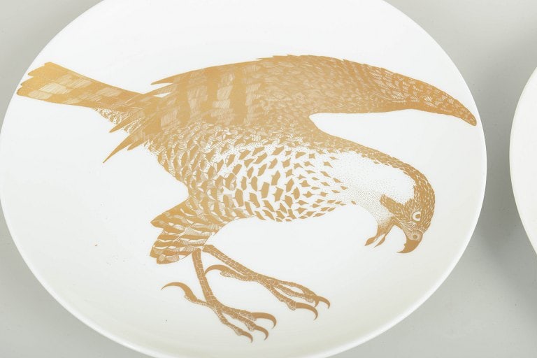 Paul Hoff for Gustavsberg, Sweden. Set of three porcelain plates decorated with bird motifs in gold. - 3