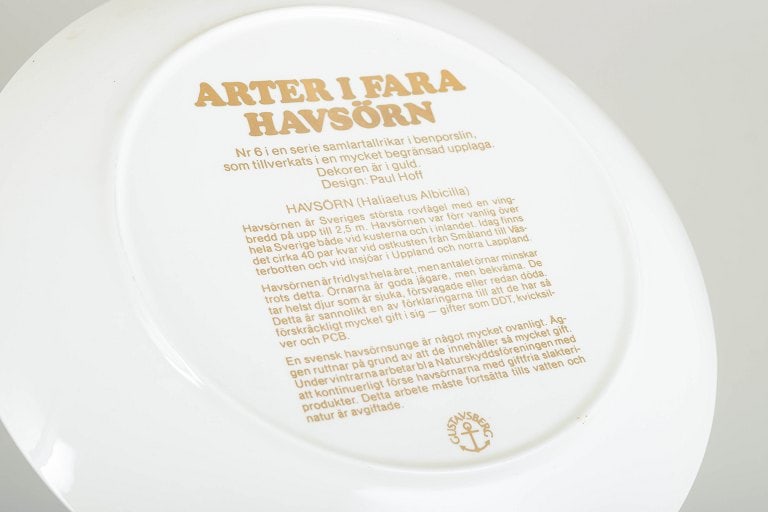 Paul Hoff for Gustavsberg, Sweden. Set of three porcelain plates decorated with bird motifs in gold. - 4