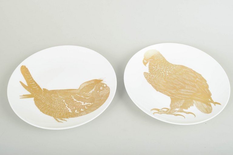 Paul Hoff for Gustavsberg, Sweden. Set of two porcelain plates decorated with bird motifs in gold. - 2