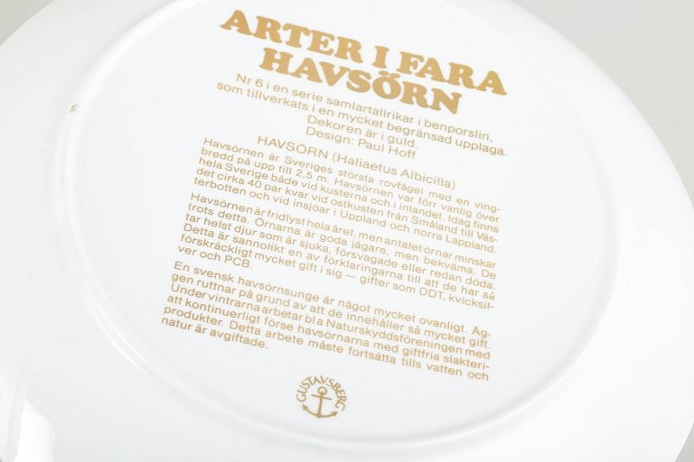 Paul Hoff for Gustavsberg, Sweden. Set of two porcelain plates decorated with bird motifs in gold. - 4