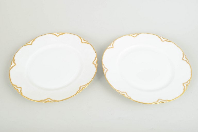 Haviland/Limoges, France. Set of two porcelain dinner plates with a scalloped rim. Approx. 1930s. - 2