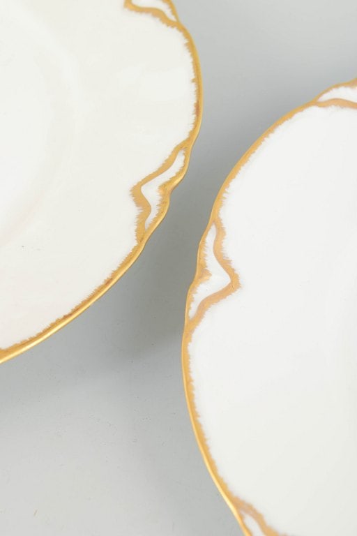 Haviland/Limoges, France. Set of two porcelain dinner plates with a scalloped rim. Approx. 1930s. - 3