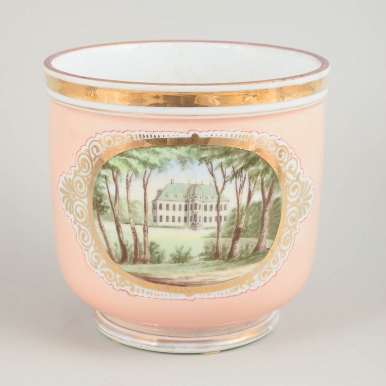 Denmark. Porcelain vase with motif of Bernstorff Palace and Kronborg Castle. 19th century.: Danish Vase with Motif of Bernstorff Palace and Kronborg Castle, Hand-Painted. Round, slightly conical porcelain vase with an opalescent pink ground and a hand-painted view of Bernstorff Palace and Kr