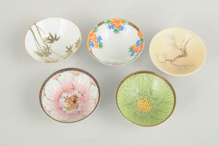 Set of five small Chinese porcelain bowls decorated in varied motifs and colours. 20th century. - 2