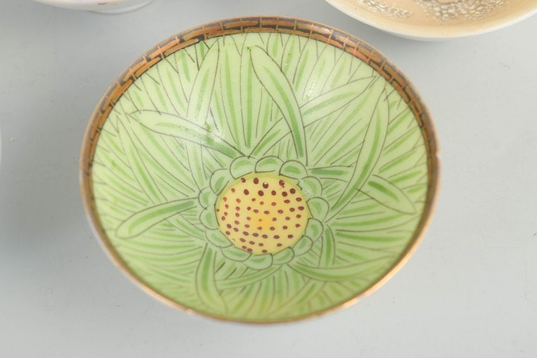 Set of five small Chinese porcelain bowls decorated in varied motifs and colours. 20th century. - 3