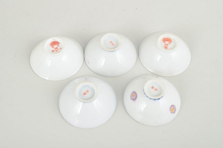 Set of five small Chinese porcelain bowls decorated in varied motifs and colours. 20th century. - 4